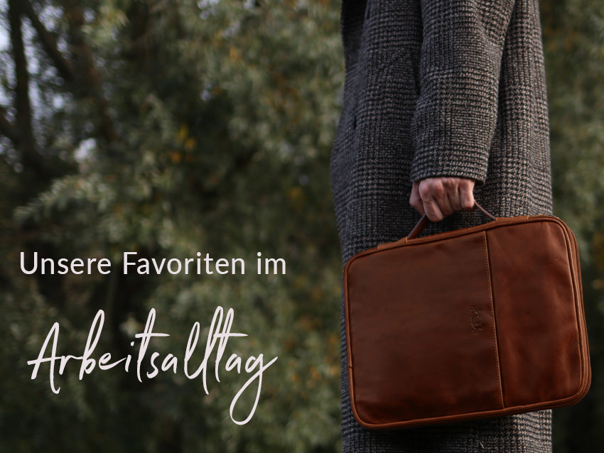 Nahaufnahme einer braunen Ledertasche getragen von einem Mann, mit dem Header Text "Unsere Favoriten im Arbeitsalltag"