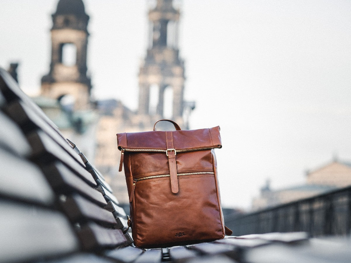 Lederrucksack auf einer Bank