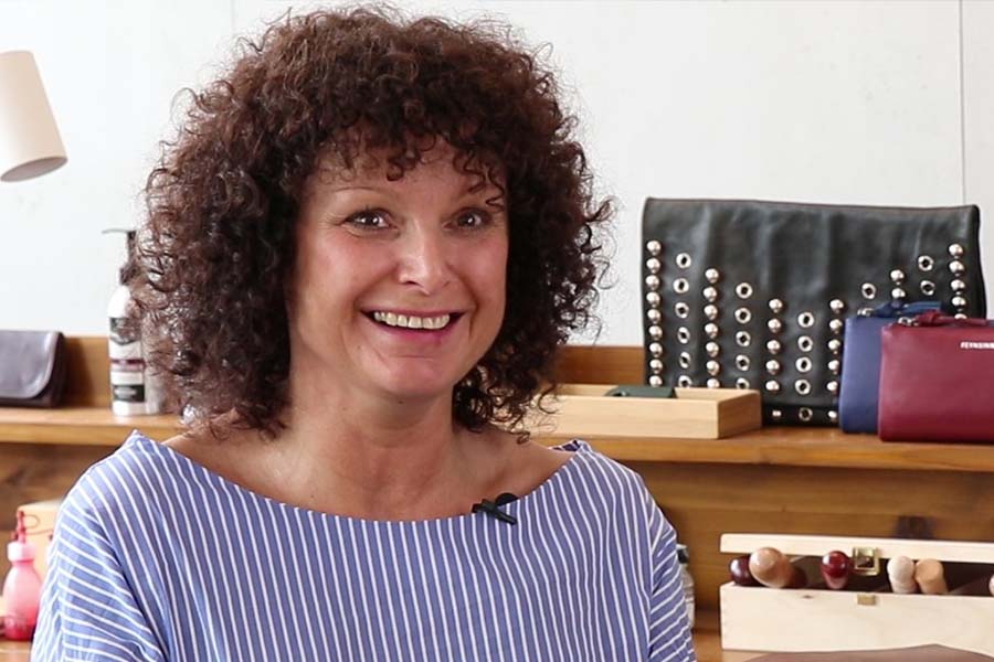 Frau mit selbst gemachten Taschen
