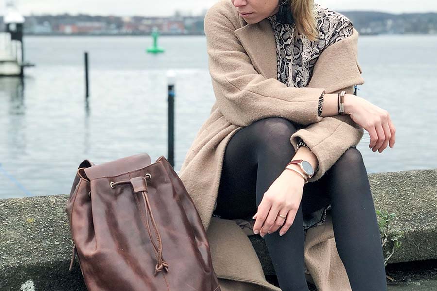 Frau mit braunem Rucksack aus Leder