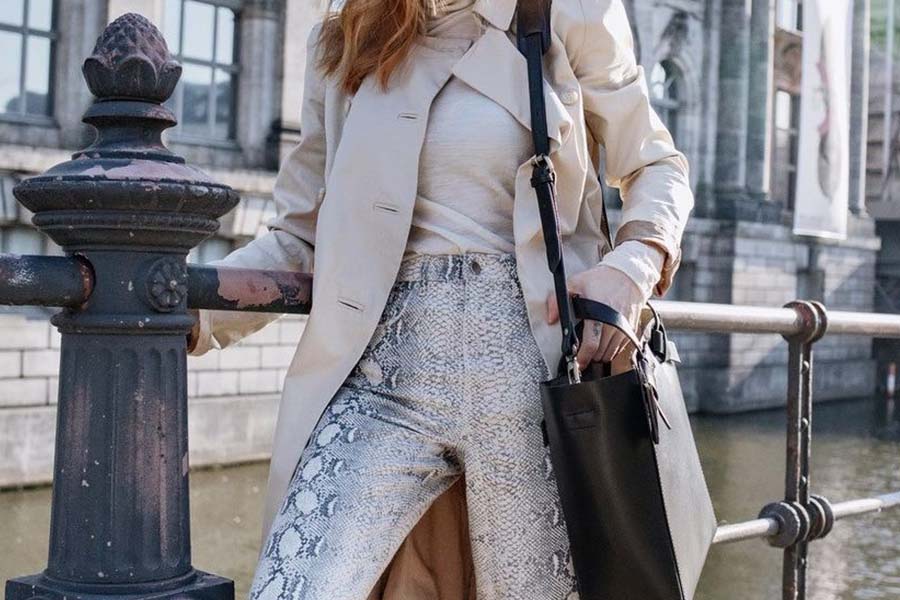 Frau mit Brauner Schultertasche aus Leder