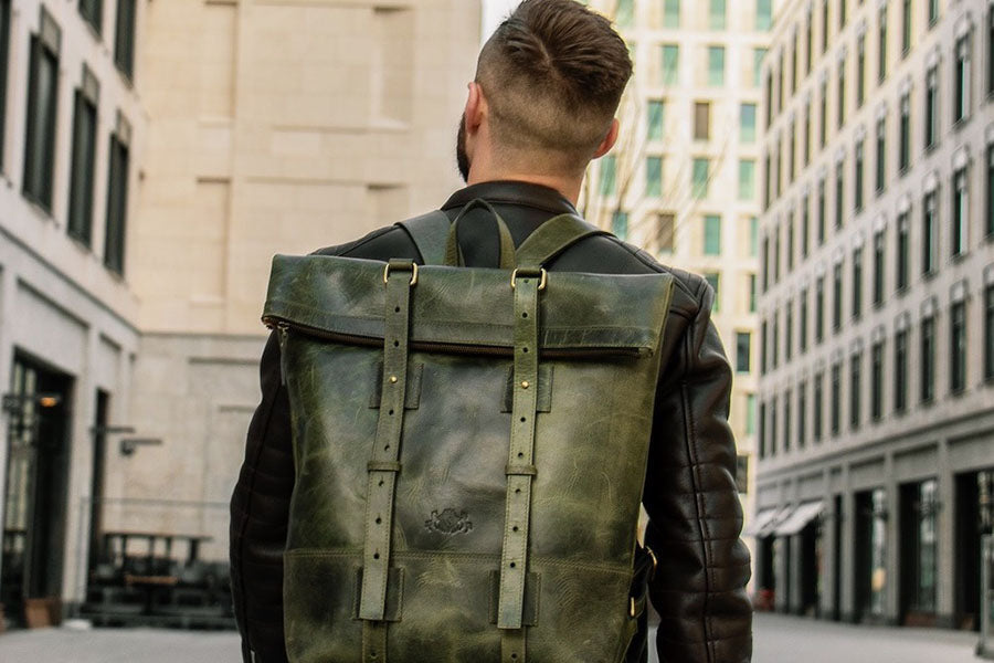 Mann mit grünem Lederrucksack von hinten