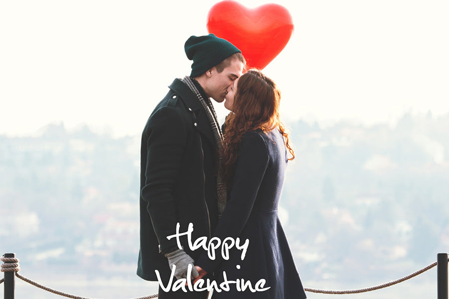 Pärchen küsst sich am Valentinstag