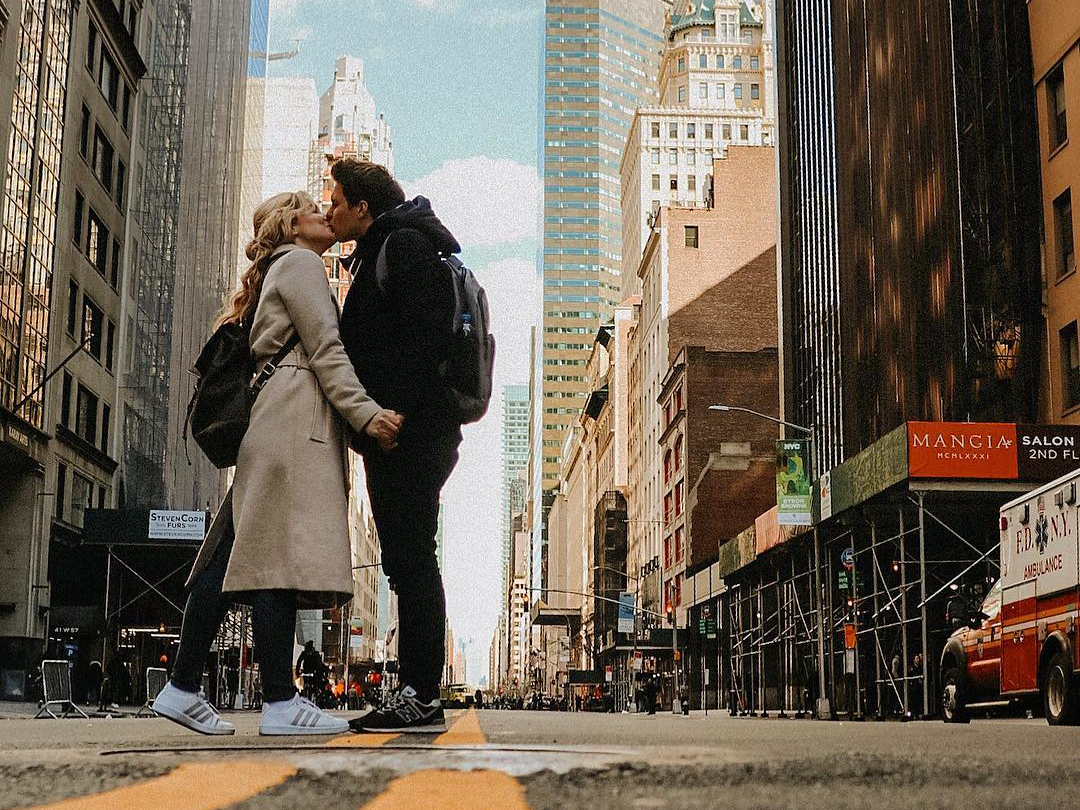 Pärchen küssend auf einer Straße in Amerika