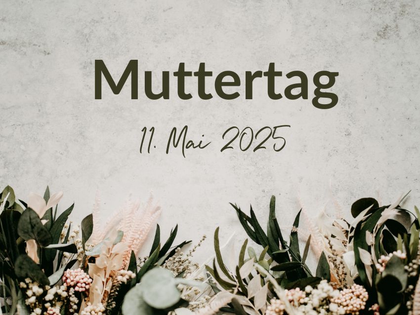 Graue Wand mit verschiedenen Blumen und dem Text "Muttertag 11. Mai 2025"