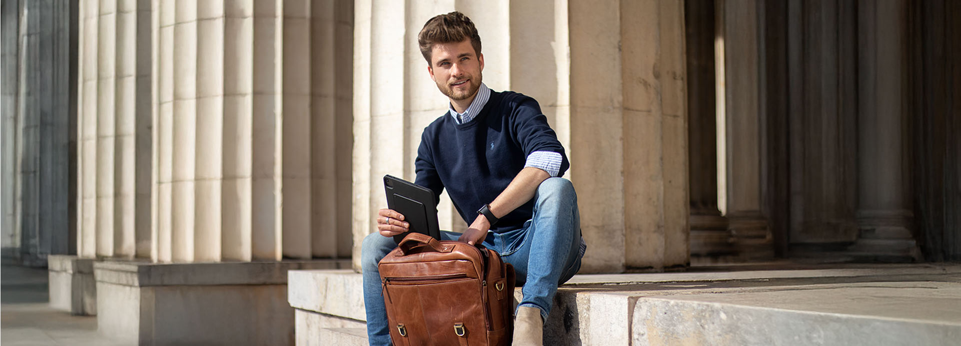Laptoptasche Ledertasche in Hand von Person in Stadt