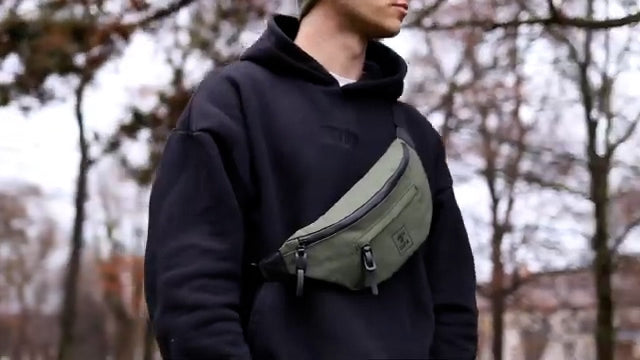 Bauchtasche in oliv an Person mit Hoodie