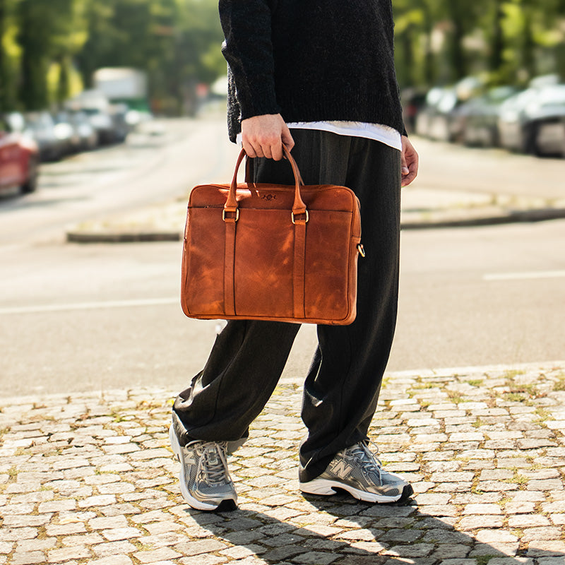 Businesstasche Leder in Hand von Mann braun