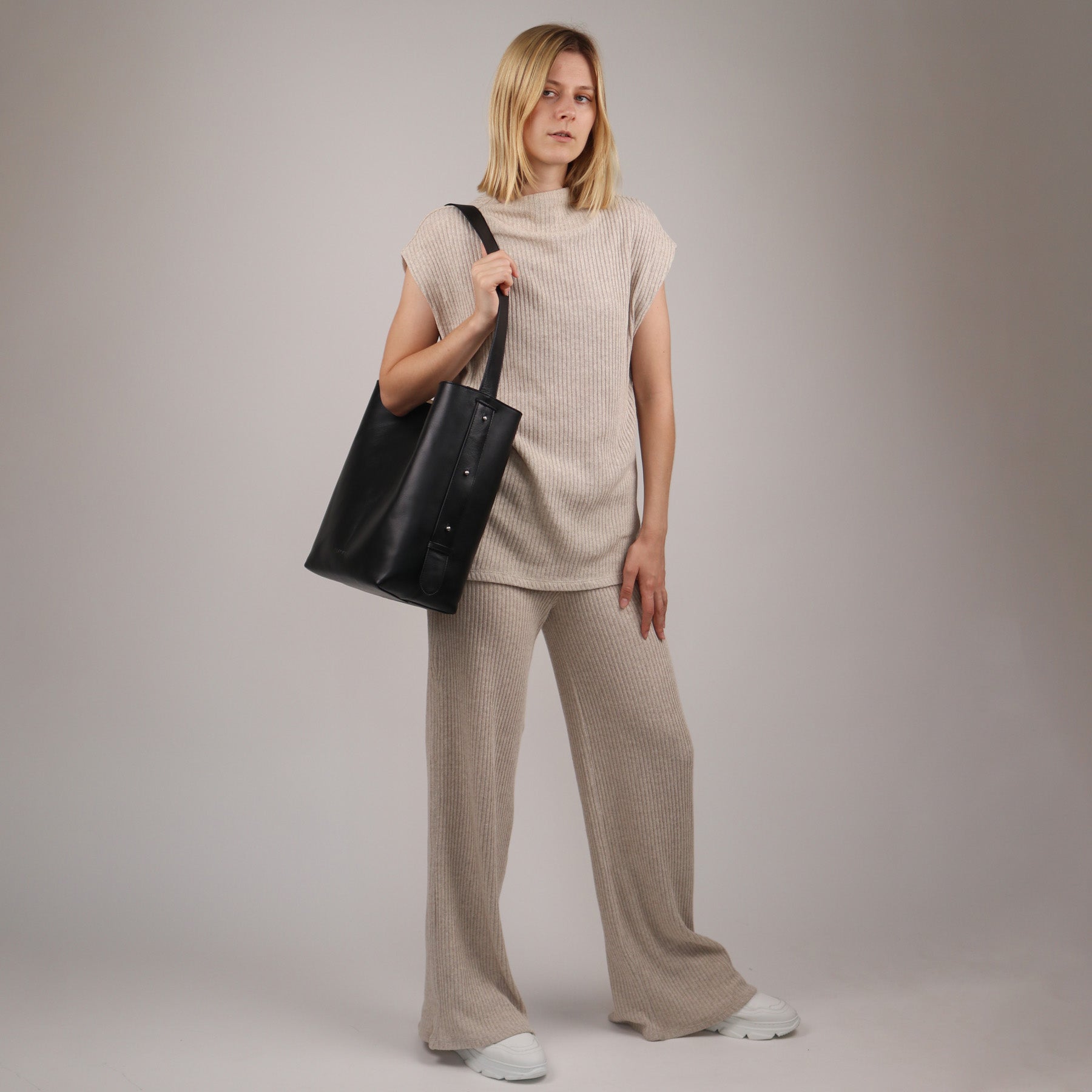 FEYNSINN BERLIN Hobo Bag Leder FINJA schwarz 41944