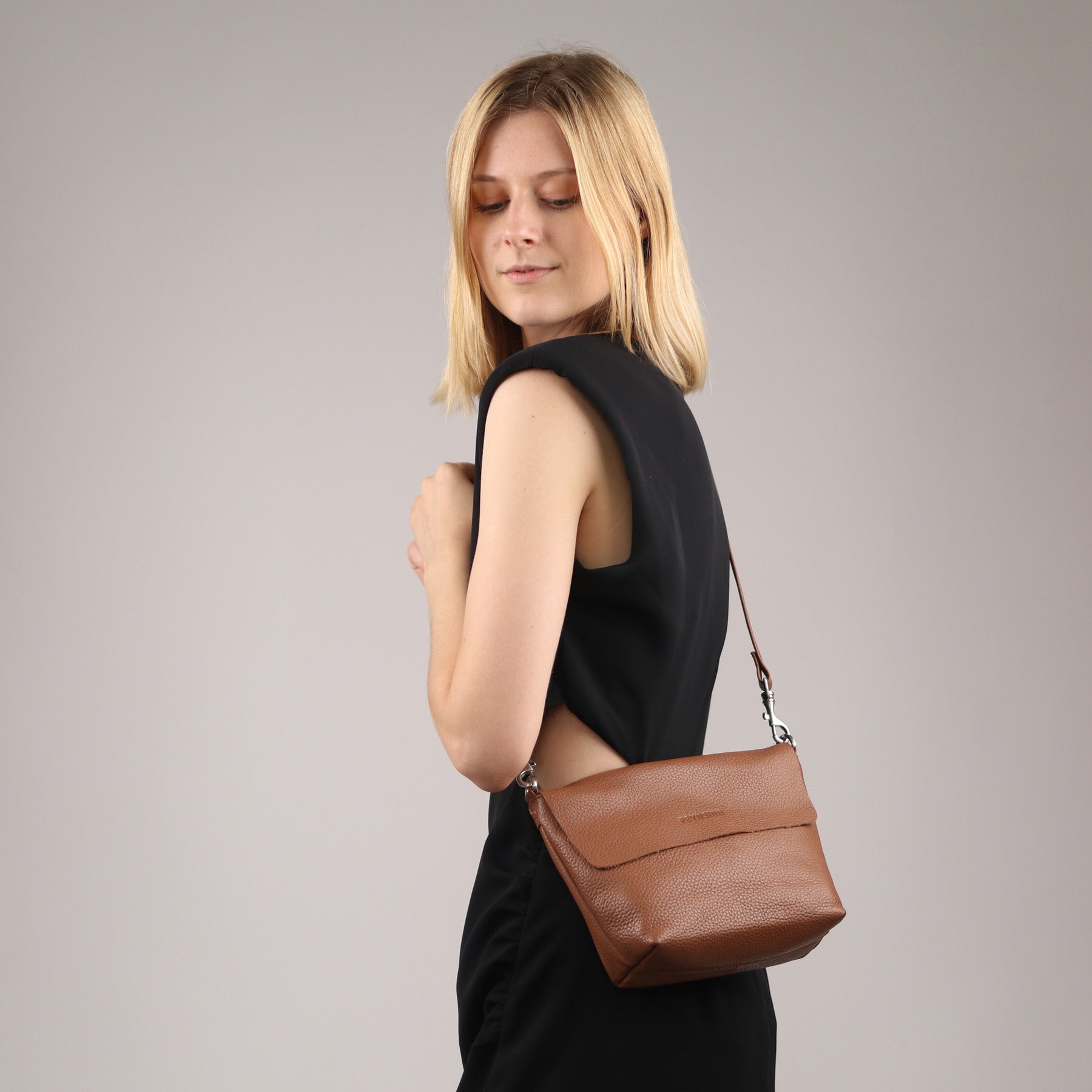 FEYNSINN BERLIN Schultertasche Leder & Umhängetasche Leder klein LIVA schwarz 41978