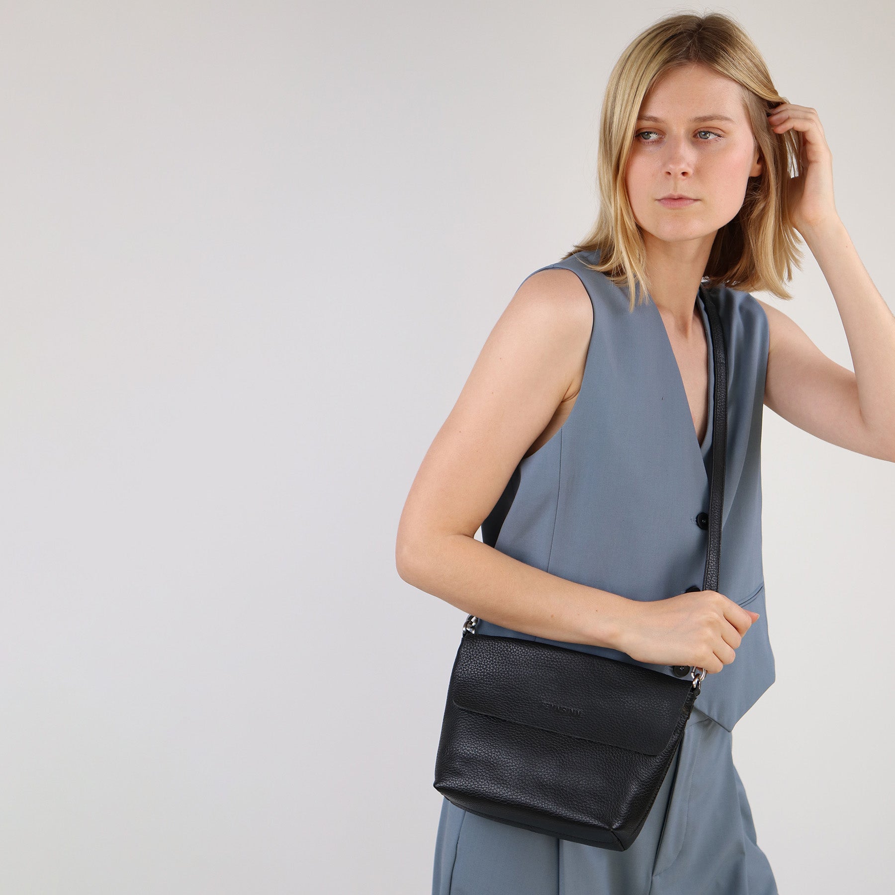 FEYNSINN BERLIN Schultertasche Leder & Umhängetasche Leder klein LIVA schwarz 41526