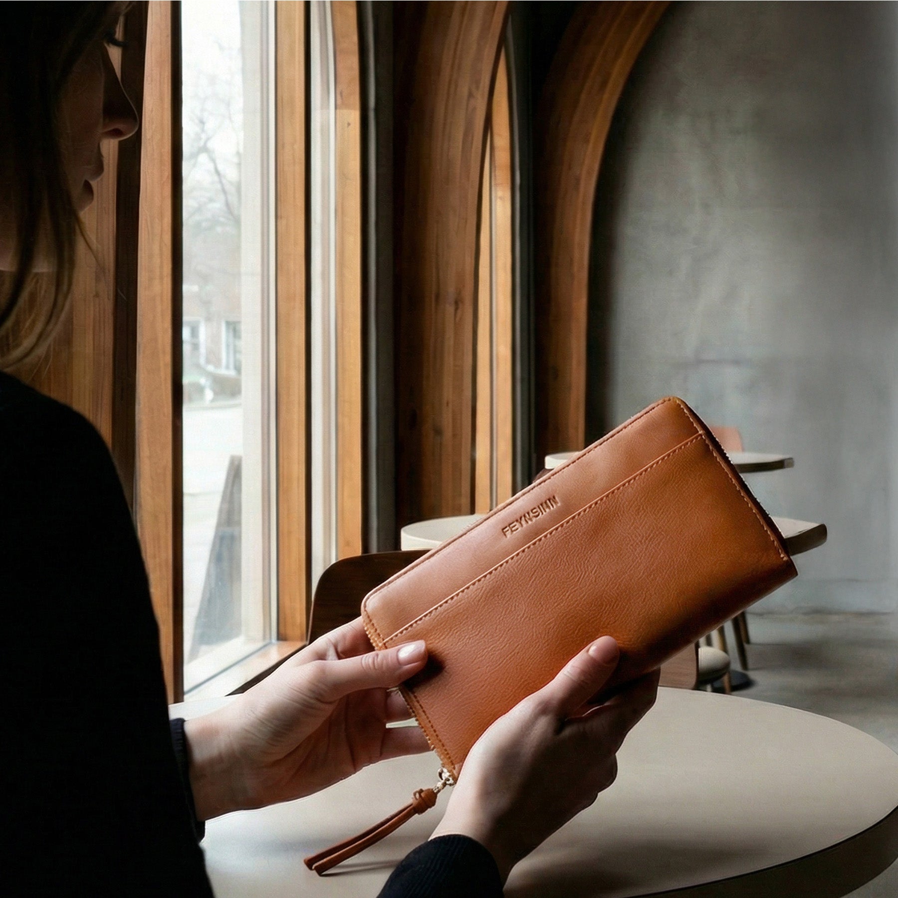 Geldbeutel-Leder-braun-2-inuse