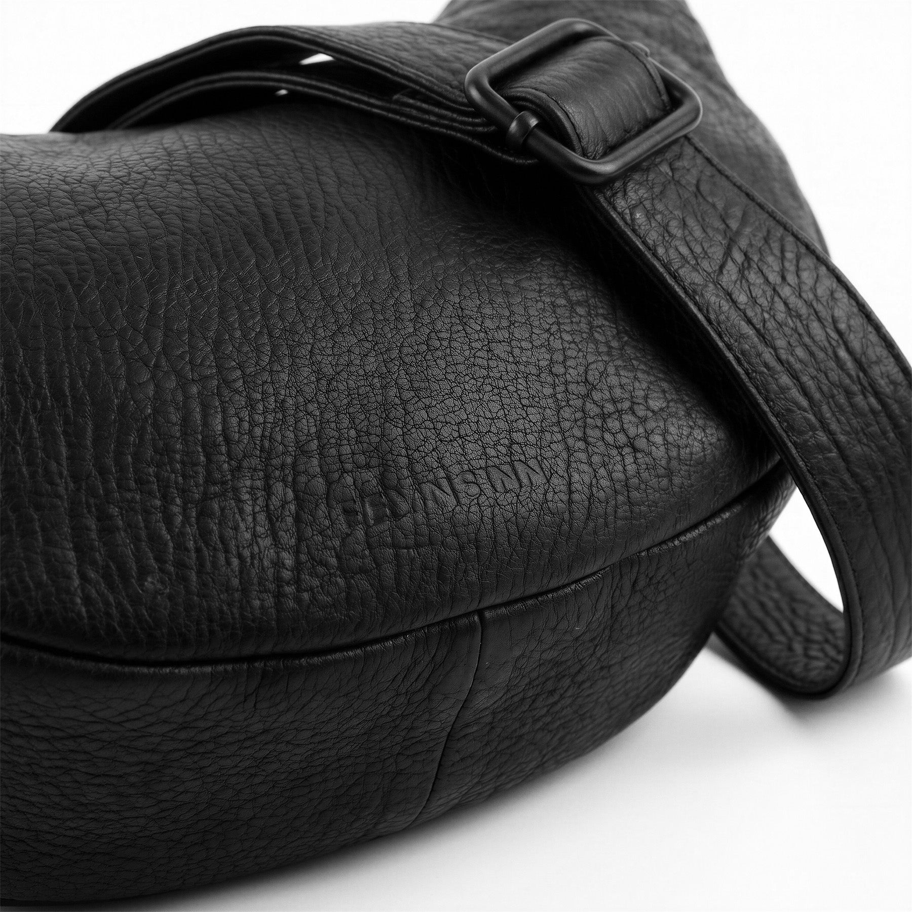 Schultertasche Umhängetasche Moonbag Leder strukturiert schwarz Detail