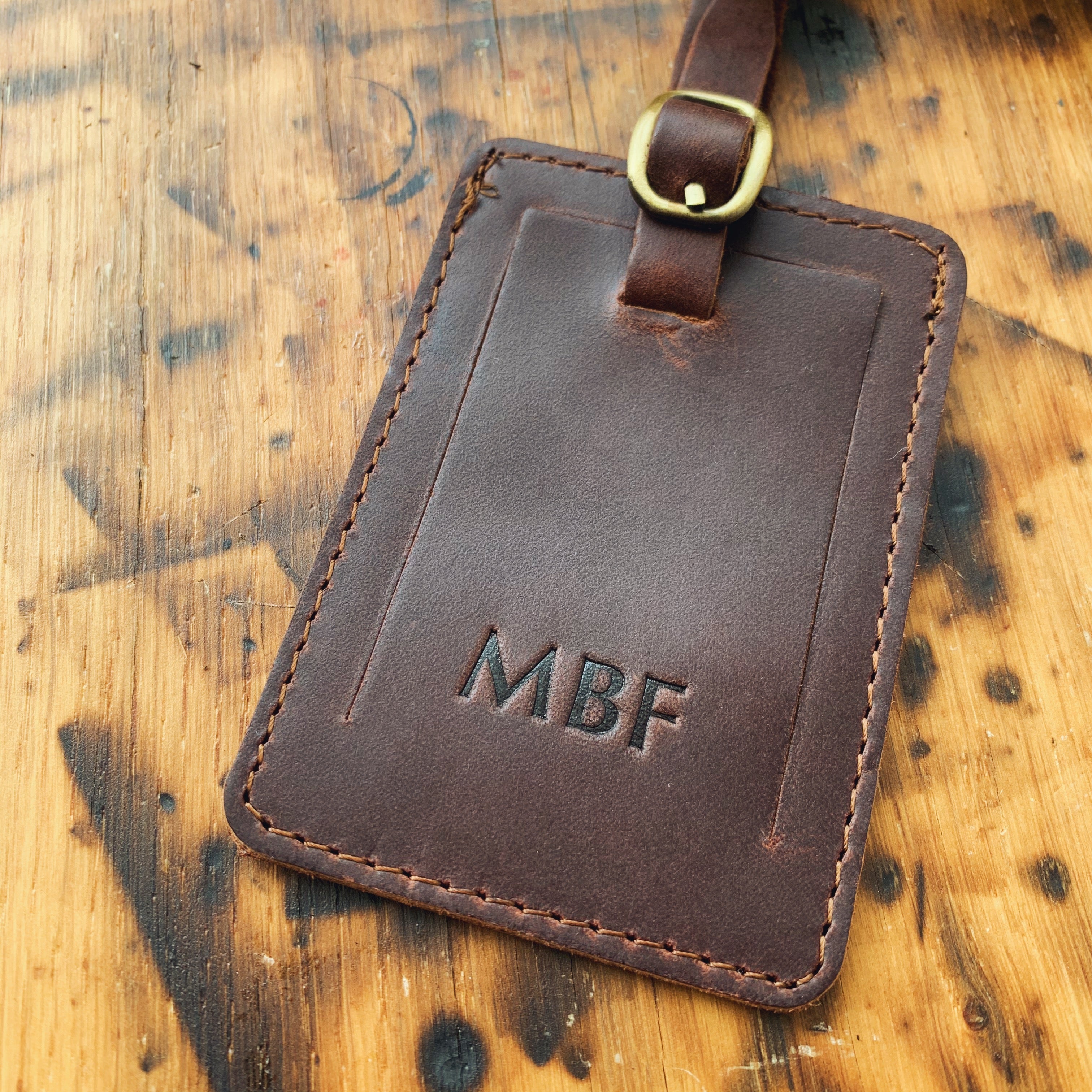 Hangtag in braun mit Prägung