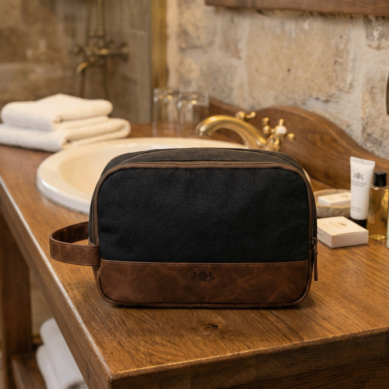 Kulturtasche Canvas Leder BEAU auf Waschtisch