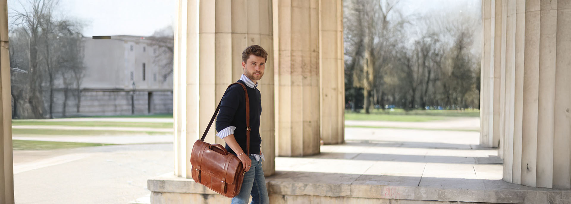 Herrentaschen Leder an Mann