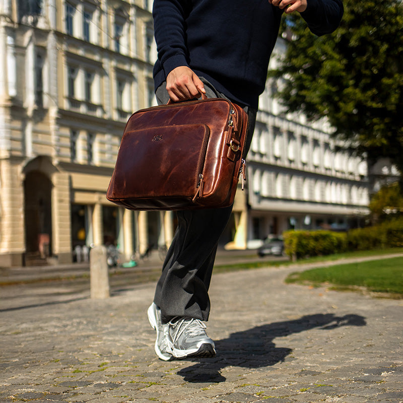 Ledertasche in Hand von Person im Laufen
