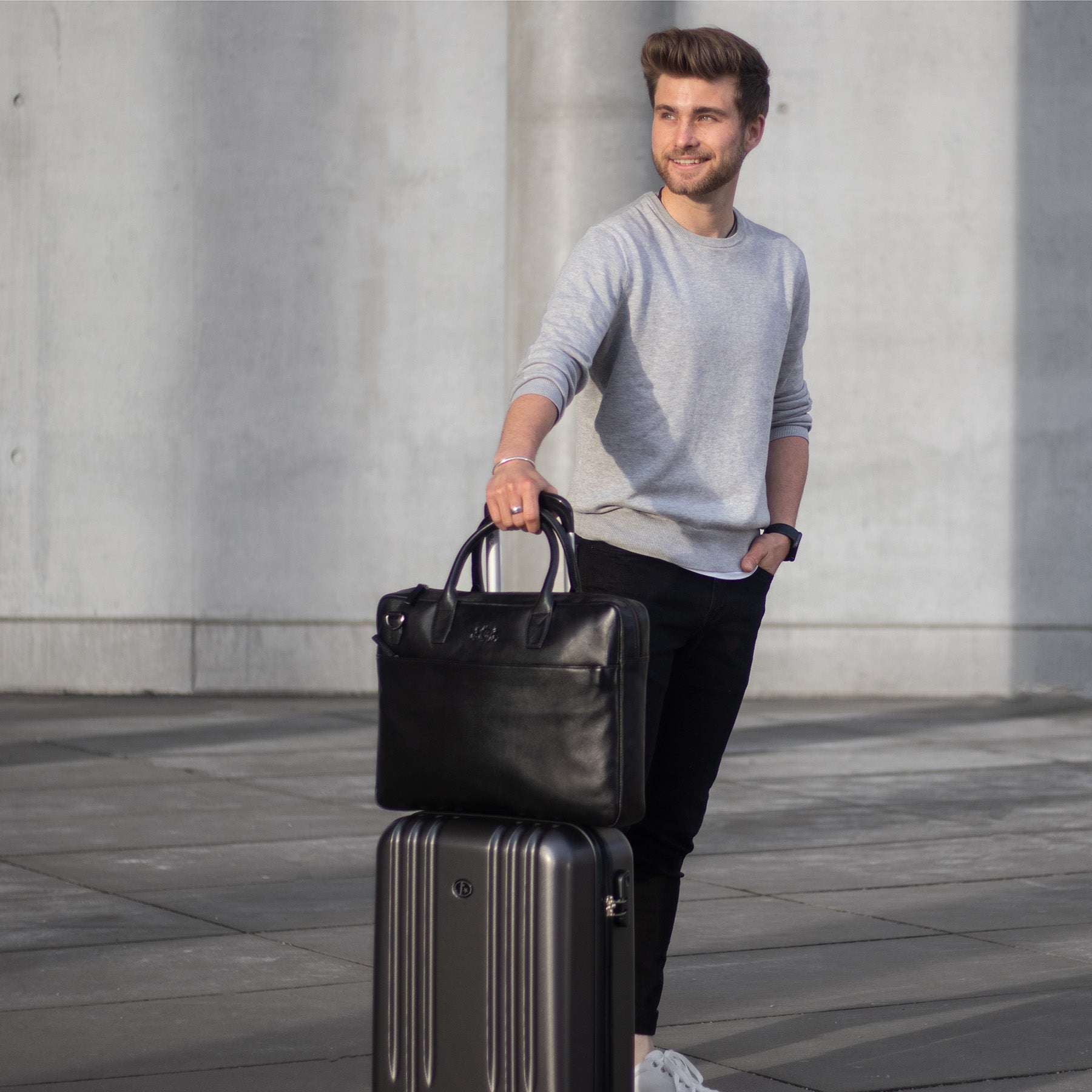 Marseille Inusebild mit Person und Laptoptasche