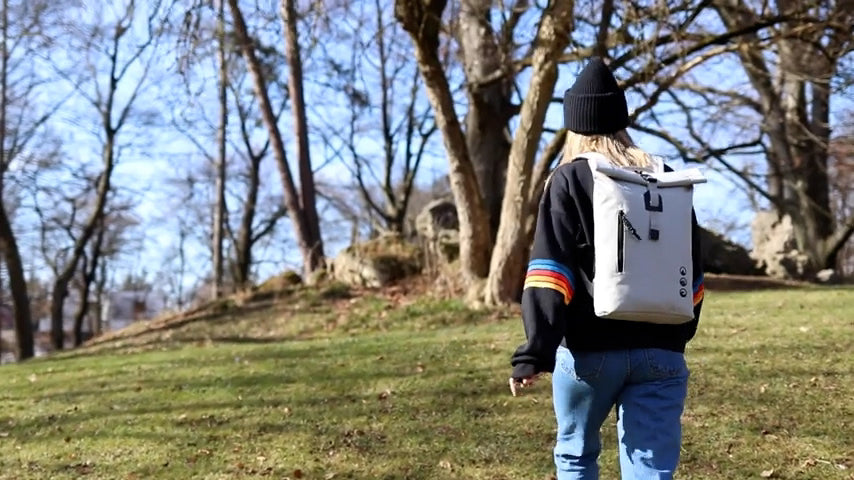 Rolltaschen ALANI auf Rücken von Dame im Park