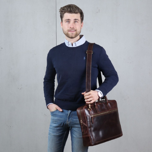 Mann, zur Kamera gewendet, mit dunkelbrauner Ledertasche über der Schulter