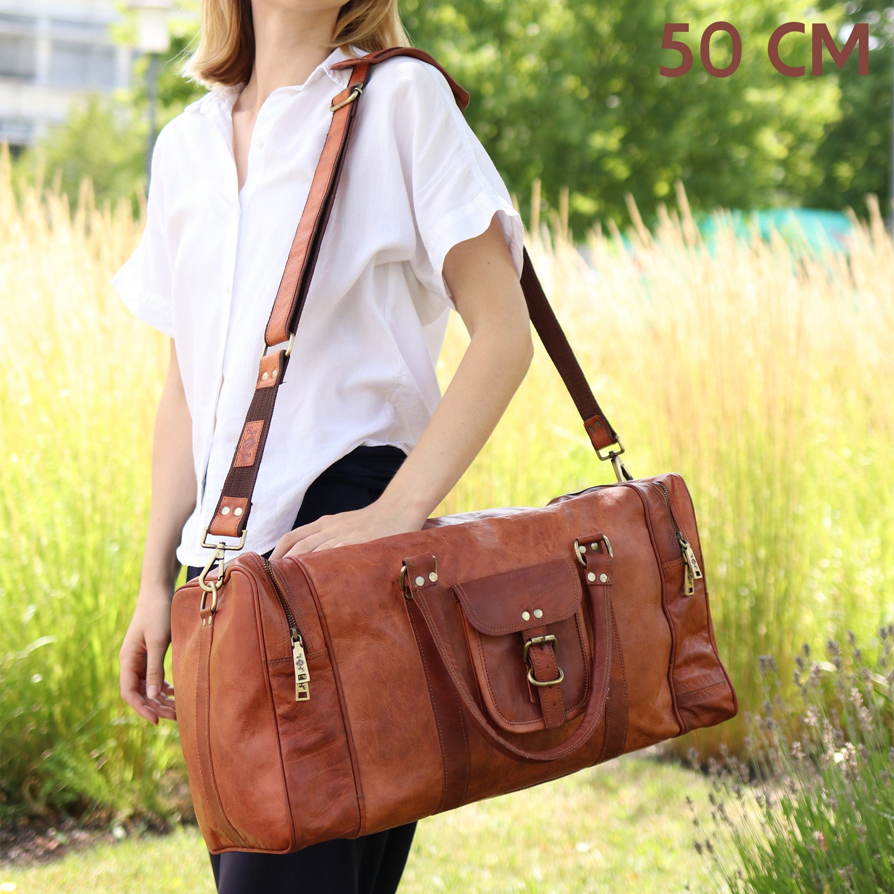 Reisetasche aus Ziegenleder in kastanien braun 50cm Frau steht draußen und traegt ein weißes T-Shirt