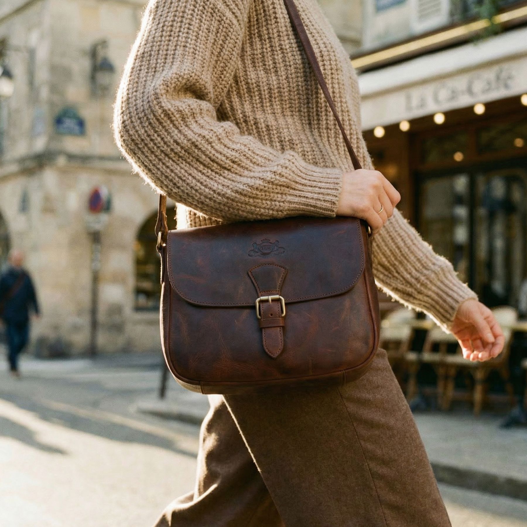 SID & VAIN Schultertasche YALE braun-cognac In Use 2