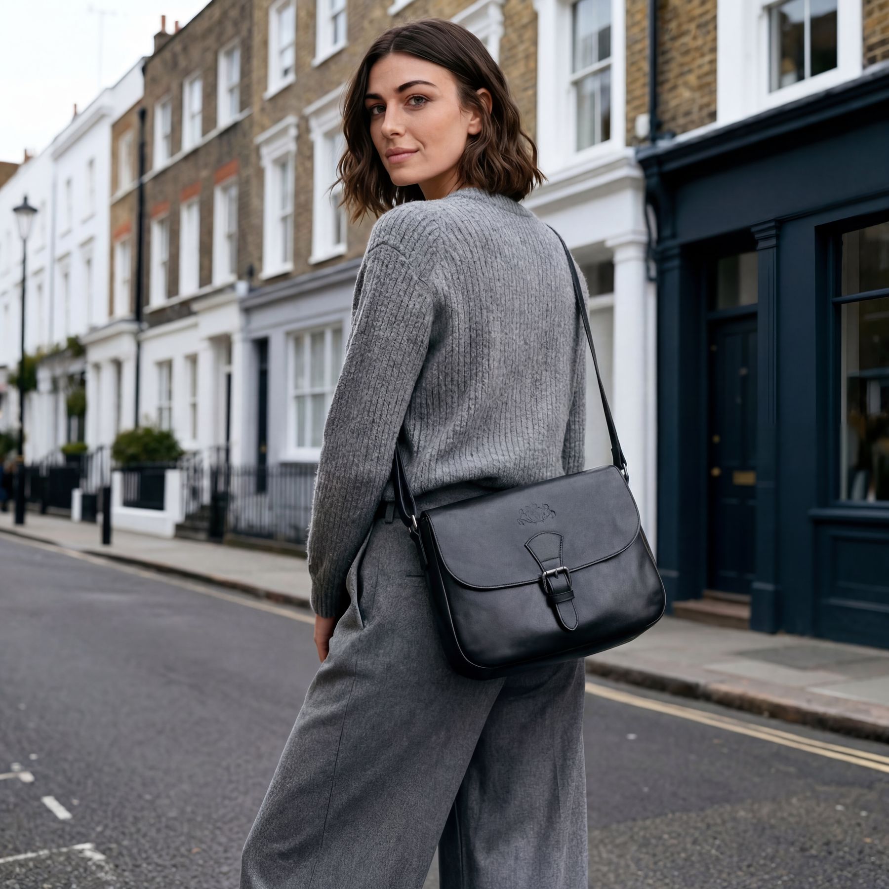 SID & VAIN Schultertasche YALE schwarz In Use