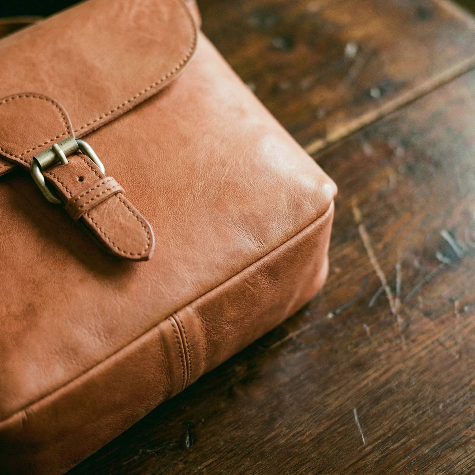 SID & VAIN Schultertasche YALE braun Closeup