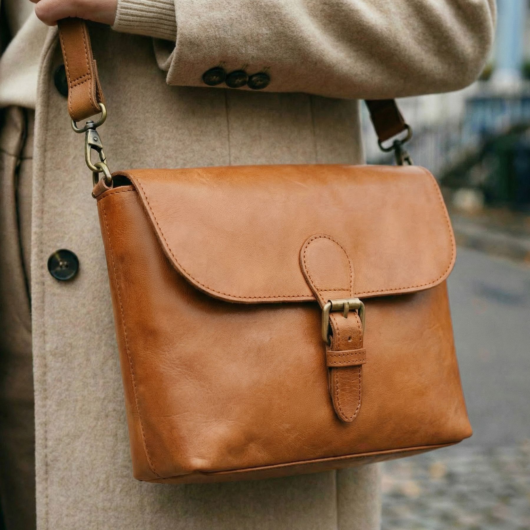 SID & VAIN Schultertasche YALE braun In Use 2