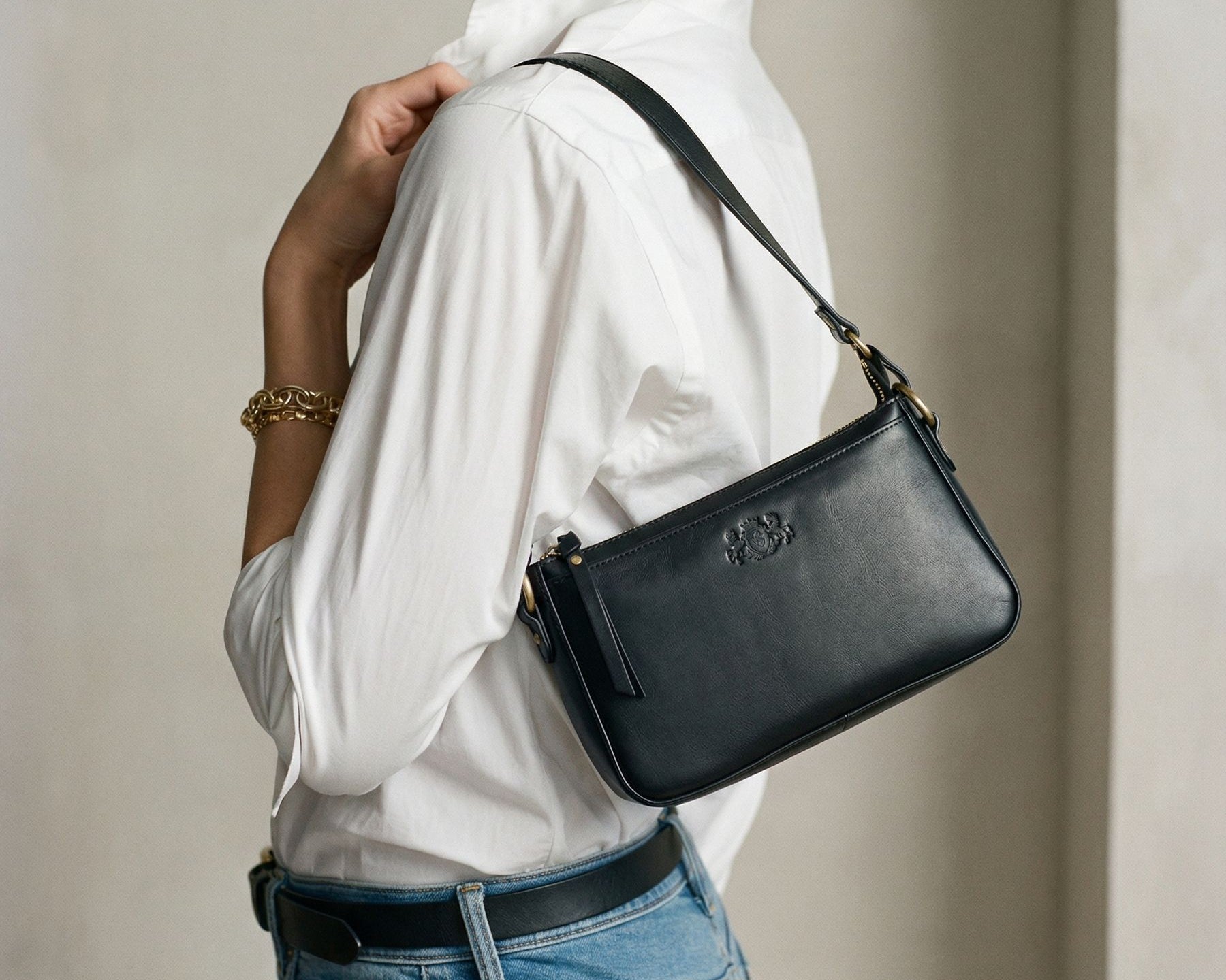 NIBY Schultertasche Glatt schwarz verpackt