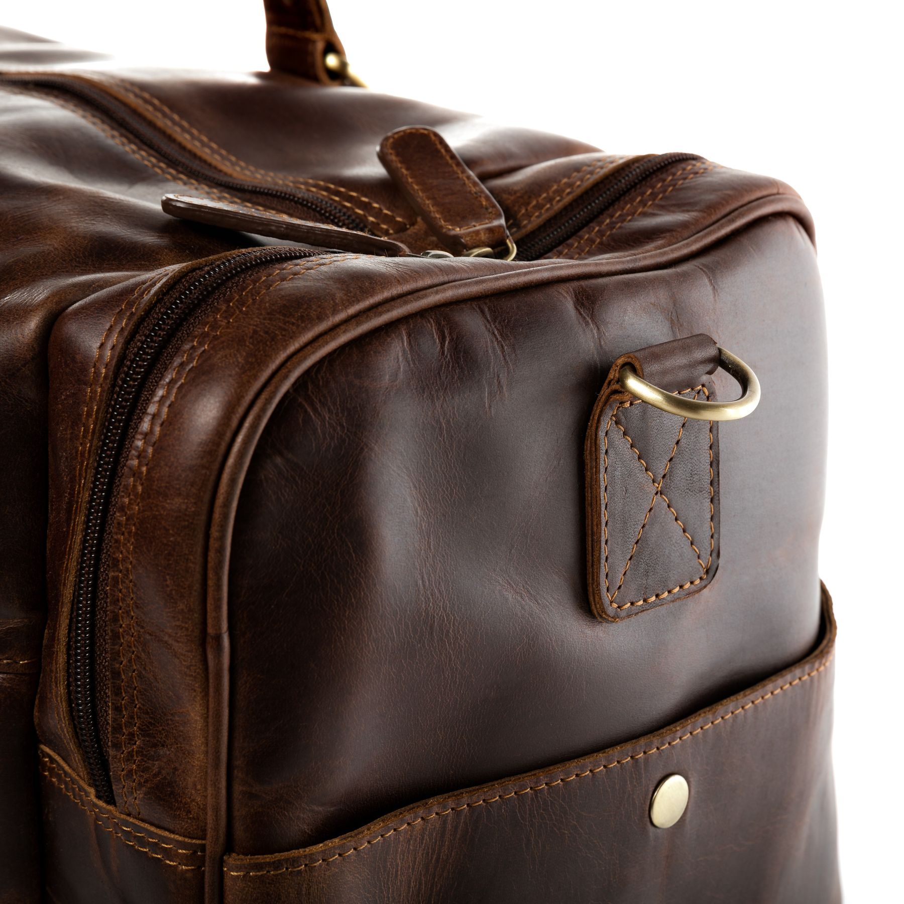 Detailbild von der seitlichen Befestigung der Reisetasche aus Leder