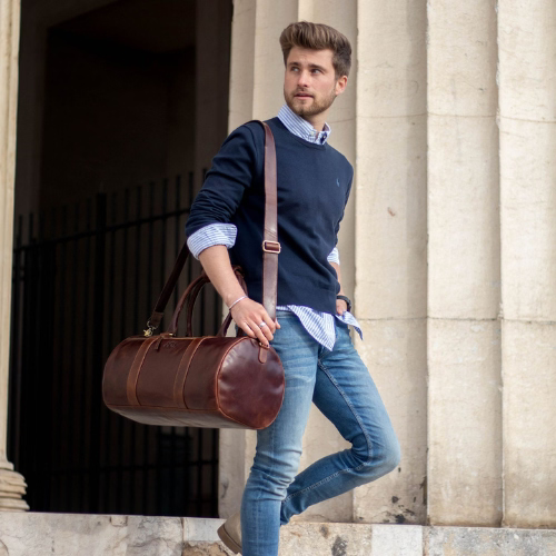 Reisetasche XL Leder braun Mann steht an Säulen in Italien