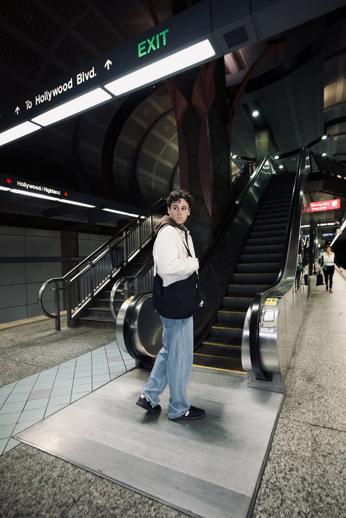 Moon Bag XL inuse Bild mann steht aan der rolltreppe und traegt weite blaue jeans