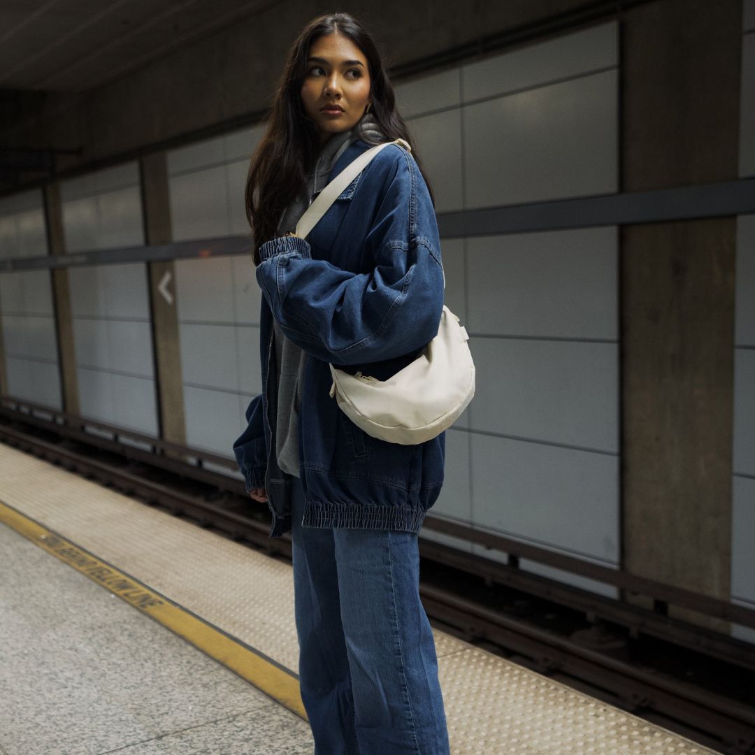 Moon Bag beige M in use frau steht am bahnsteig