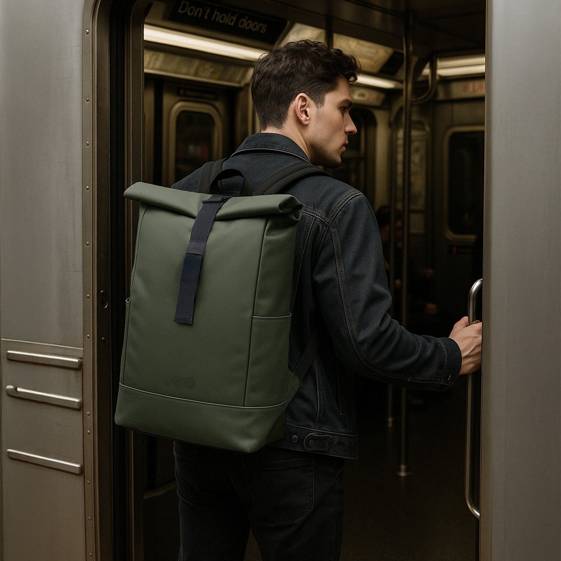 Rolltop Rucksack HOLU olivgrün Tragebild Mann mit Rucksack