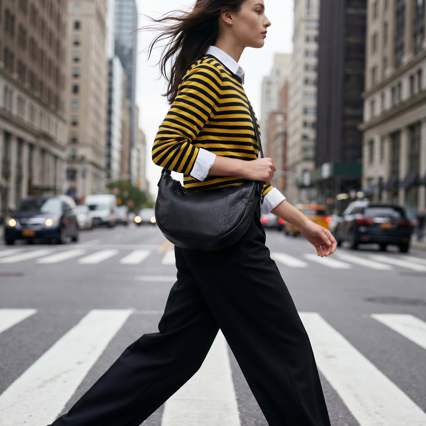 Ledertasche Moonbag an Model in New York