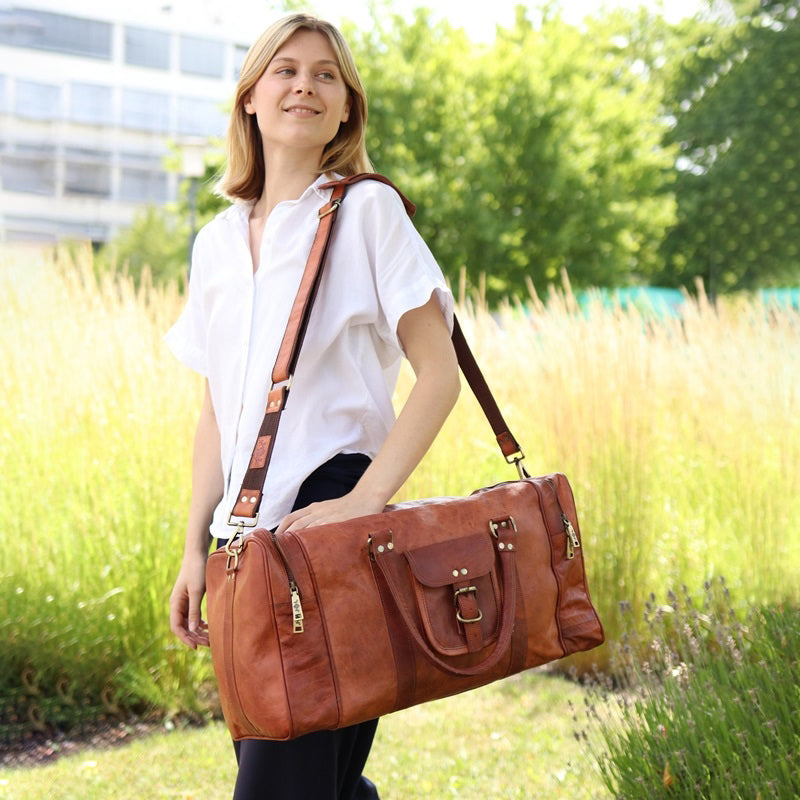 Weekender Damen Landon aus Leder hellbraun Frau traegt eine weiße Bluse