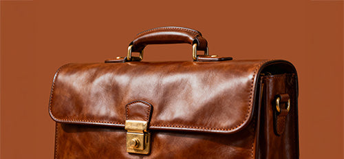 Close-Up einer Aktentasche aus Leder für Herren in braun