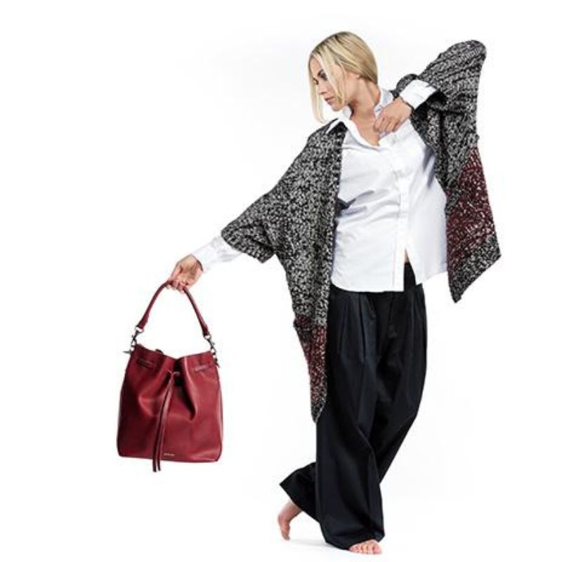 Beuteltasche Leder in rot Model Studioaufnahme