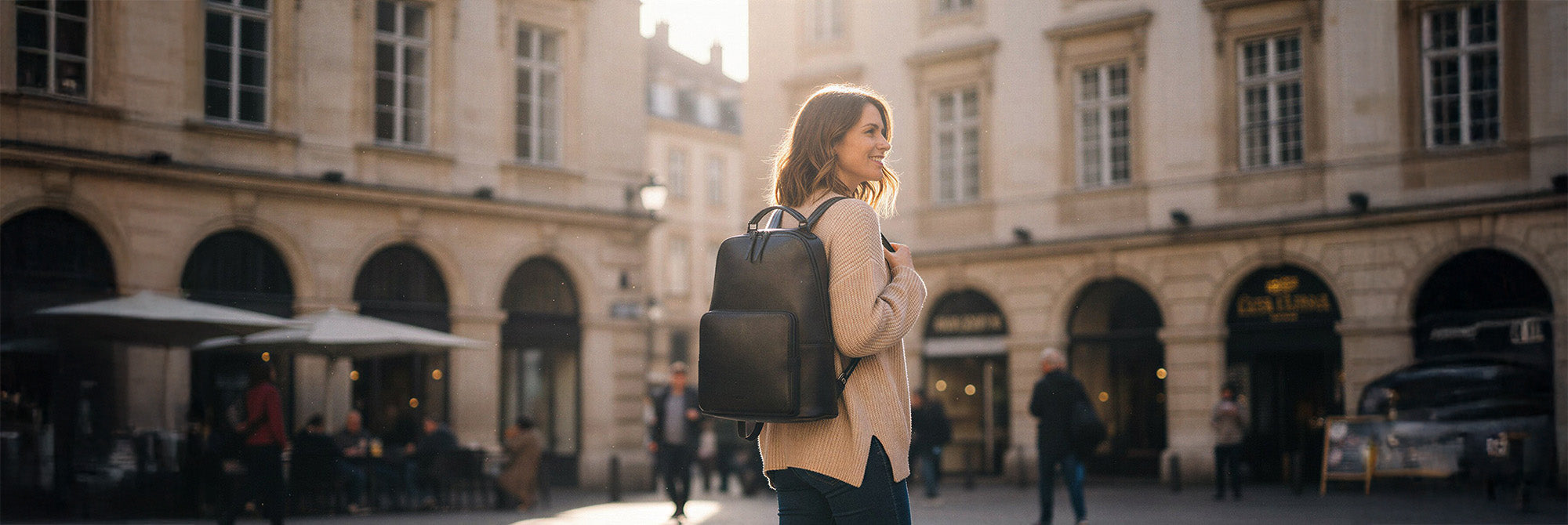 Eine junge Frau in der Stadt Berlin mit einem Daypack Rucksack auf City Tour