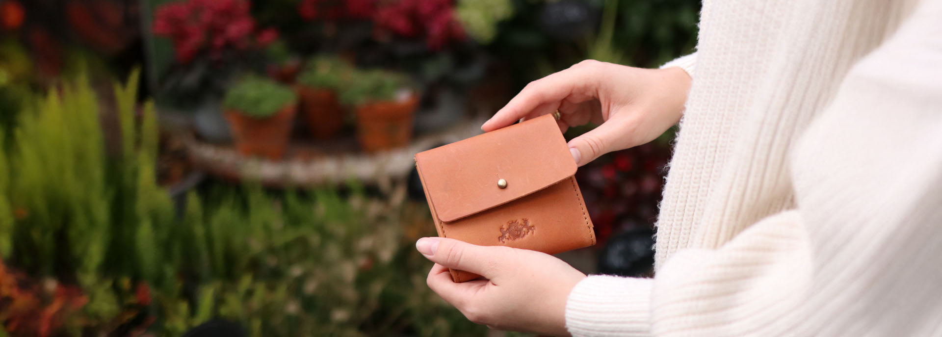 Geldbeutel aus hellem Leder auf Markt