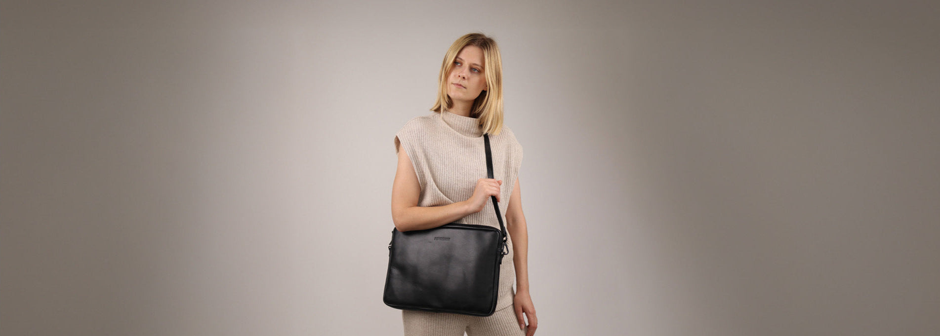 Dame mit Laptoptasche in schwarz modernes Design Leder