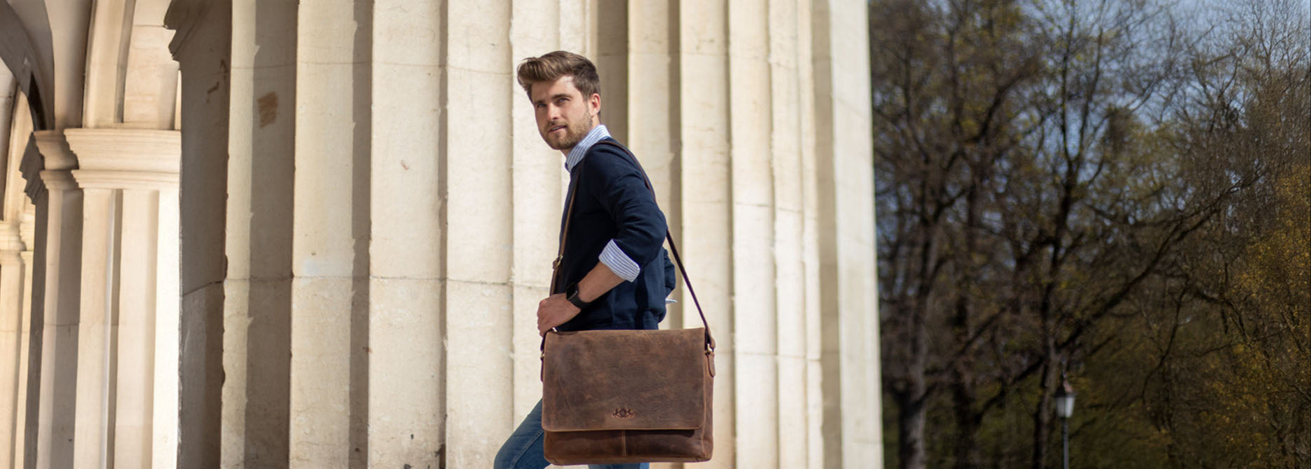 Messenger Bag in Vintage Leder an Mann auf Uni-Gelände
