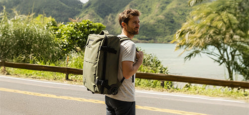 Sportlicher Mann mit Reiserucksack von SONS OF ALOHA