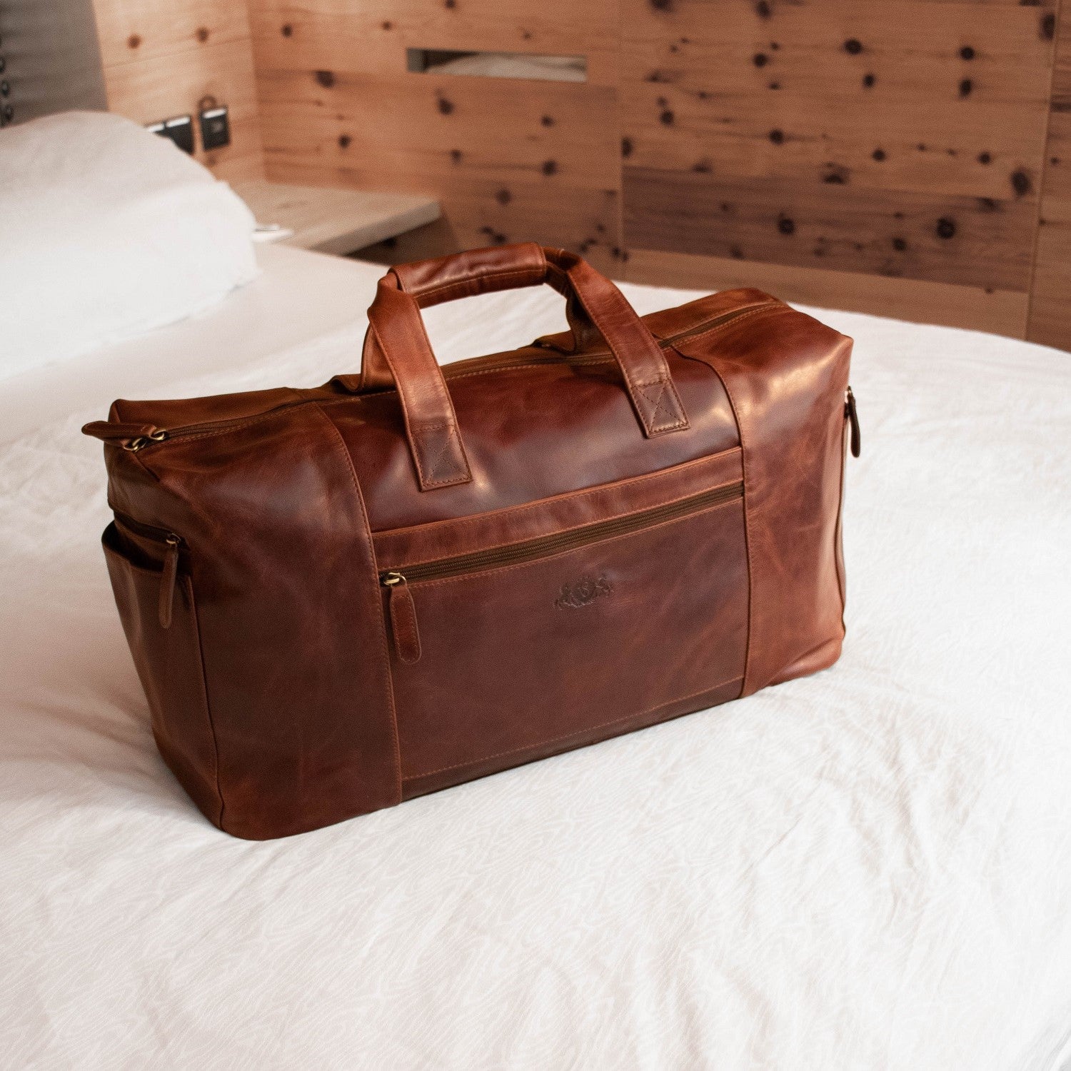 Reisetasche Leder BRISTOl in braun auf Reisen im Hotelzimmer