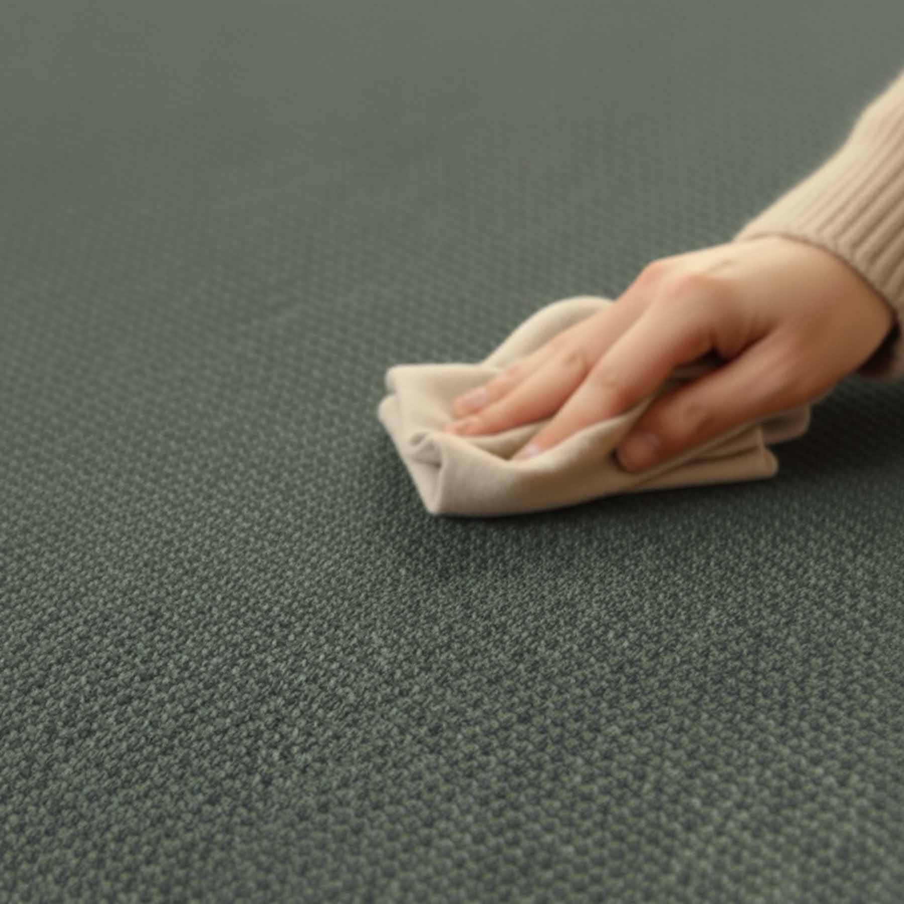 recyceltes Material wird mit Lappen gepflegt