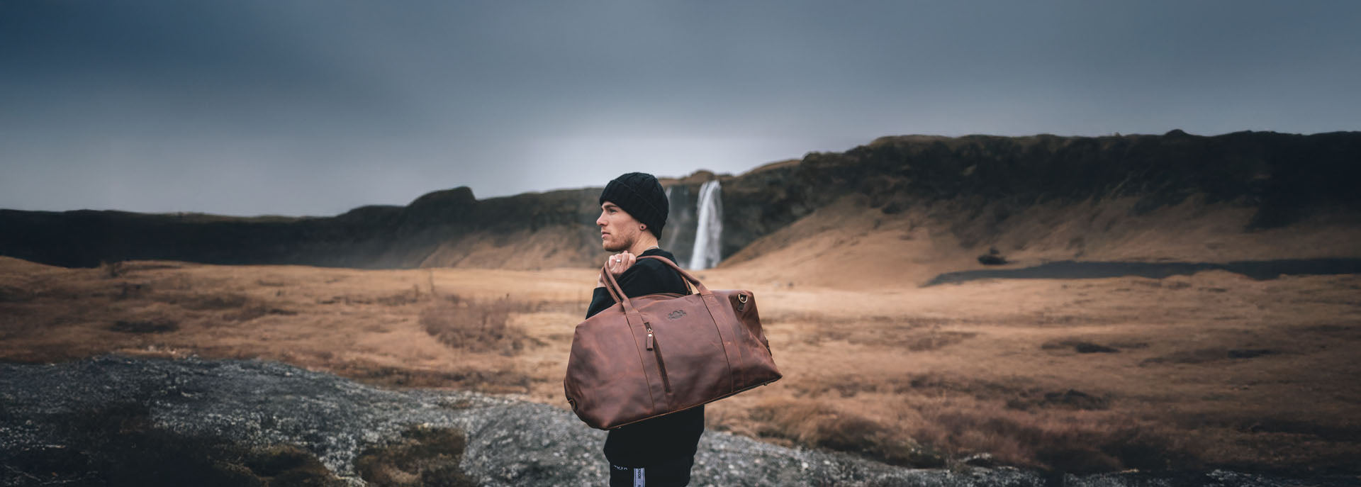 Weekender aus Leder in der Hand eines Mannes in Island