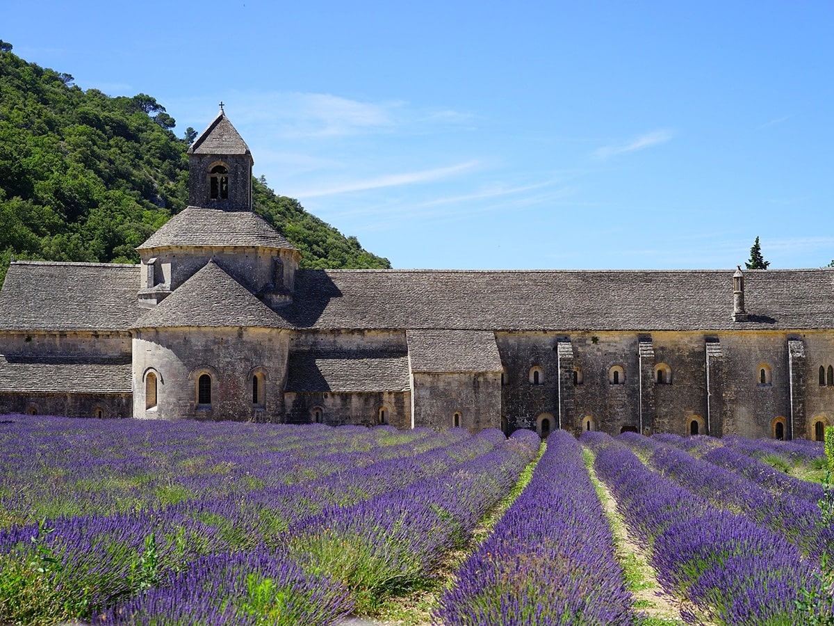 Foto einer alten Kirche in der Provence