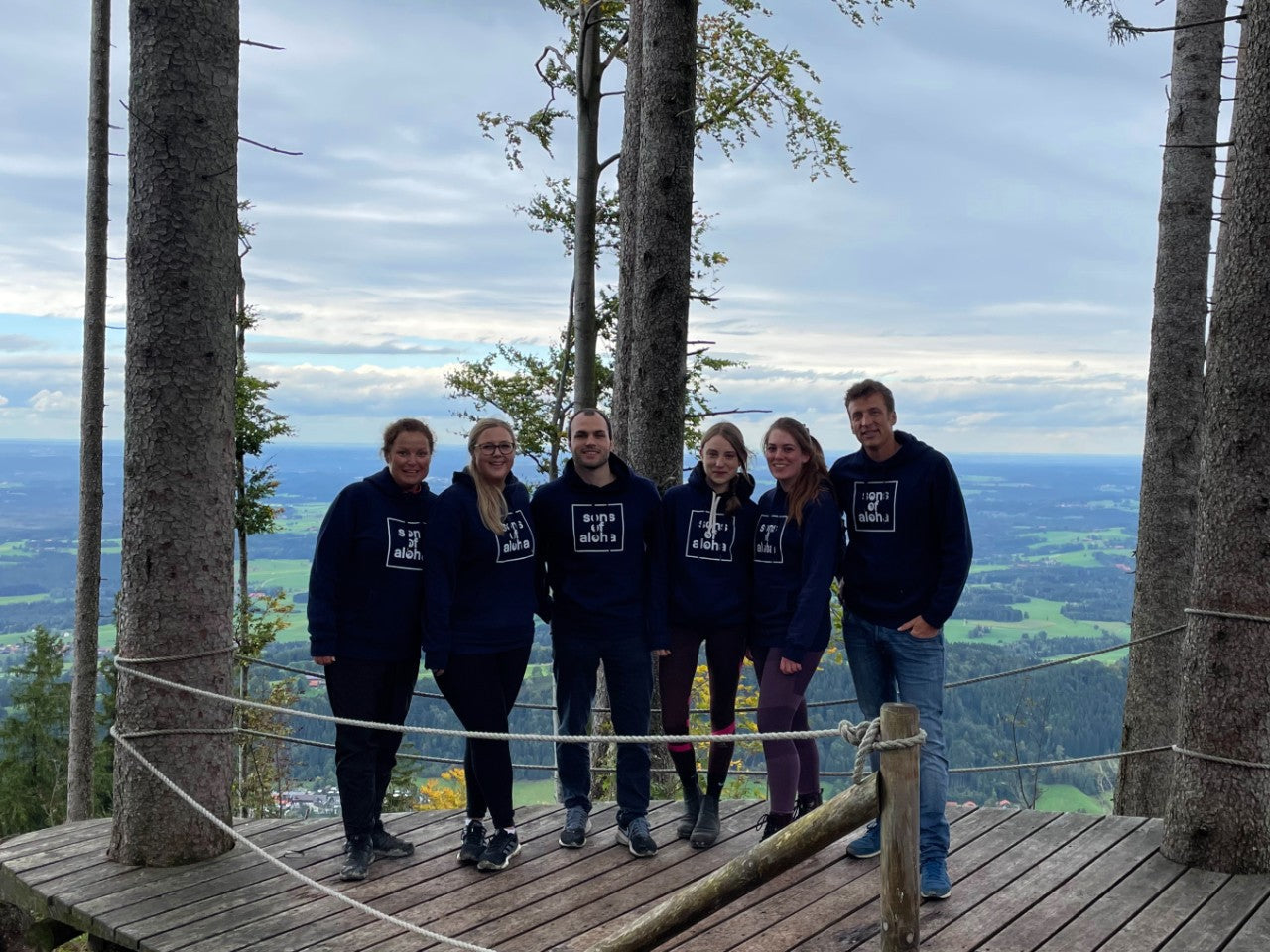 Teambild von MyBagFactory auf einer Holzplatform an einem Hang