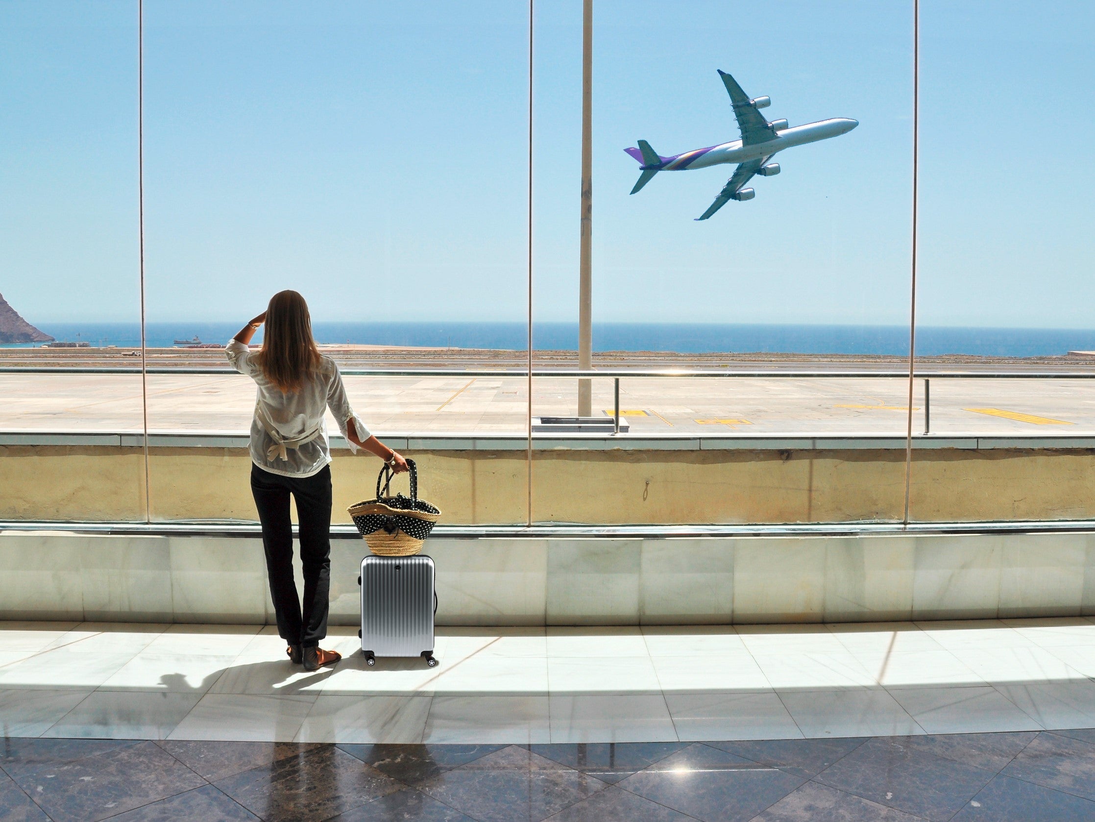 Frau mit Gepäck am Flughafen